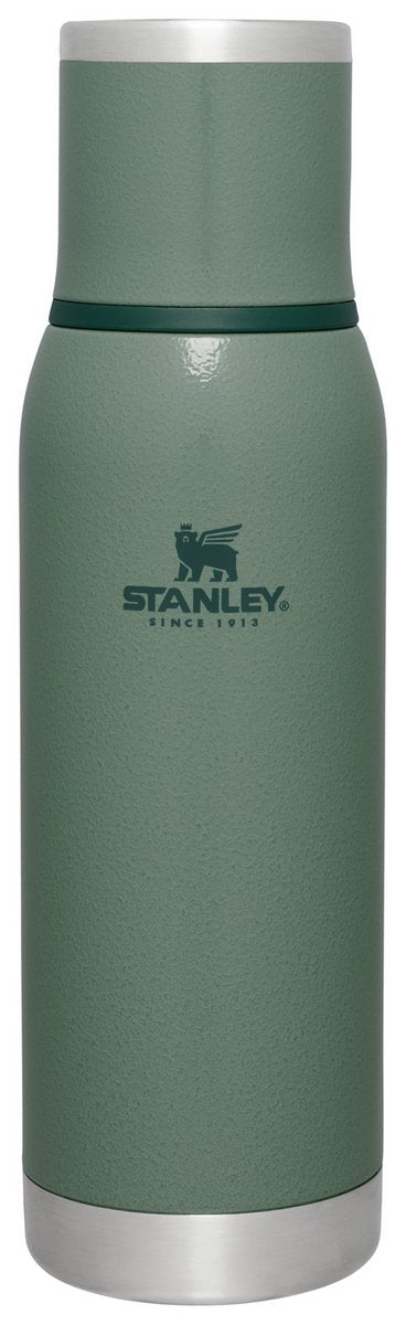Stanley Adventure To-Go-Thermosflasche 750 ml – 20 Stunden heiß – 25 Stunden kalt – auslaufsicher – isolierter Deckel – BPA-frei – Durchgießstopfen für kontrolliertes Ausgießen – Hammerschlaggrün