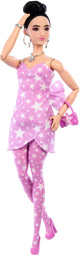 Barbie im Deluxe-Stil – rosa Jeanskleid mit Sternenaufdruck und schwarzen Haaren – Modepuppe