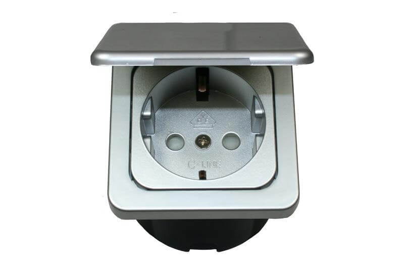 C-Line Wandsteckdose mit opalem Abdeckrahmen mit Klappdeckel silber