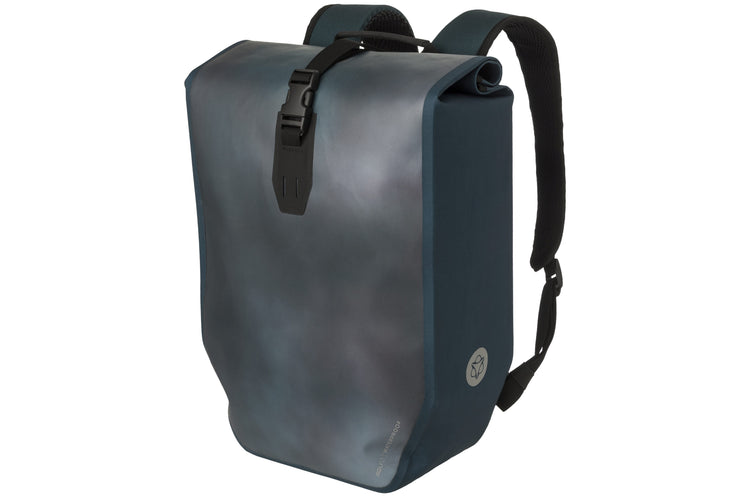 Saubere einzelne Fahrradtasche, Rucksackunterstand, Click'ngo, großes, verschwommenes Foto, Tiefsee