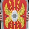 Holziger römischer Schild aus Holz. 26x39 cm.