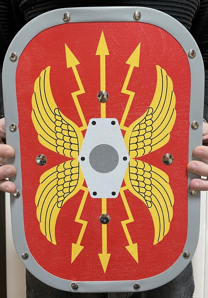 Holziger römischer Schild aus Holz. 26x39 cm.