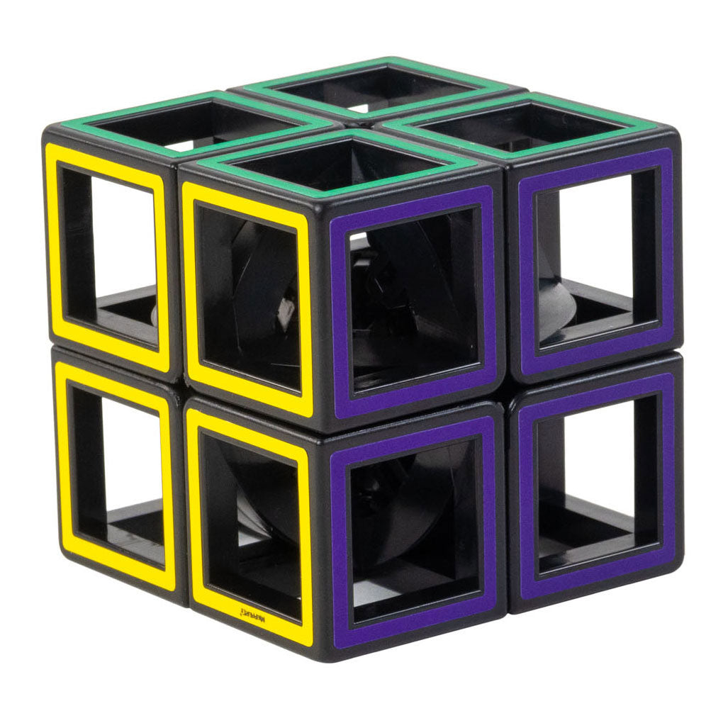 Neueste Spielzeuge sind ein zwei mal zwei hohler Puzzle-Würfel