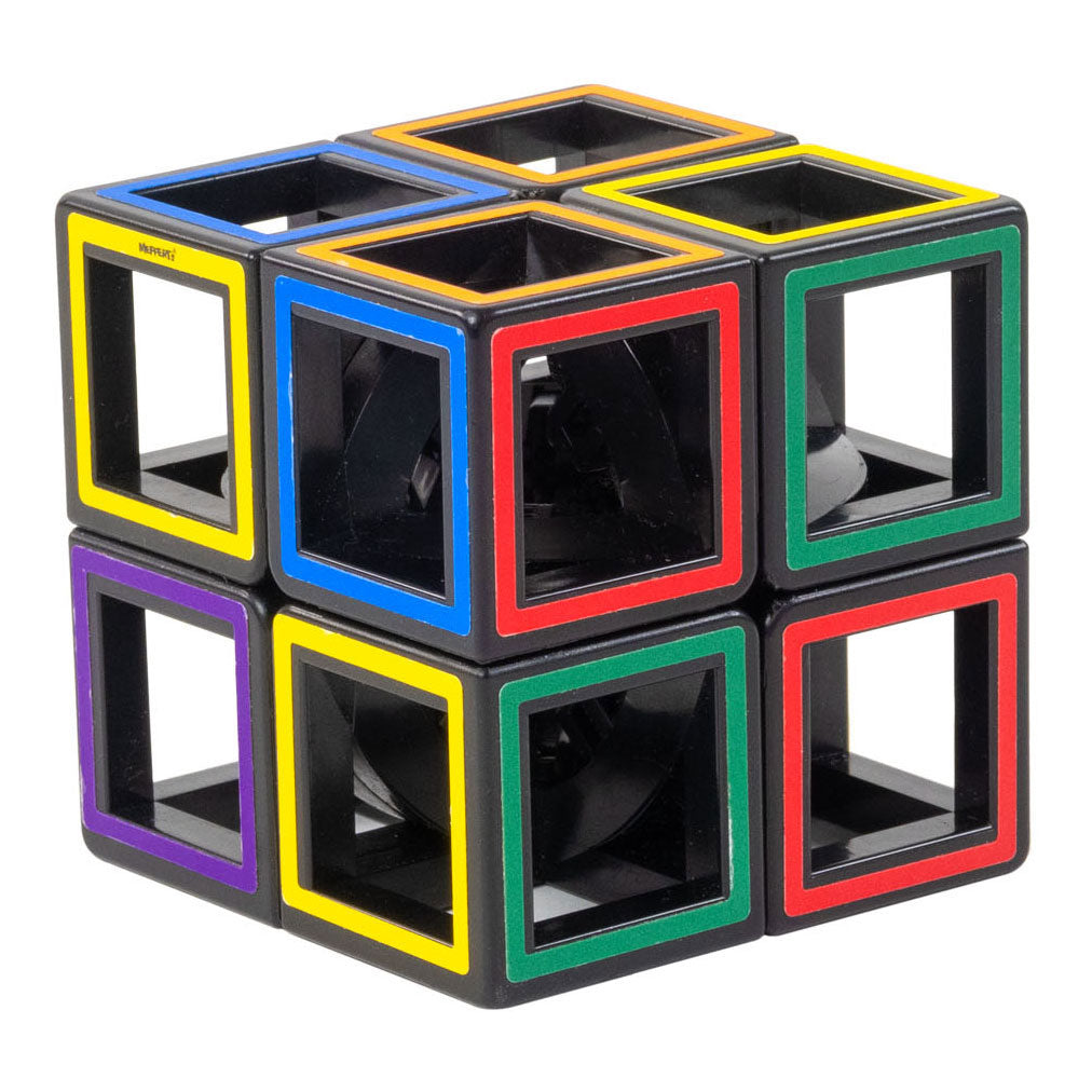 Neueste Spielzeuge sind ein zwei mal zwei hohler Puzzle-Würfel