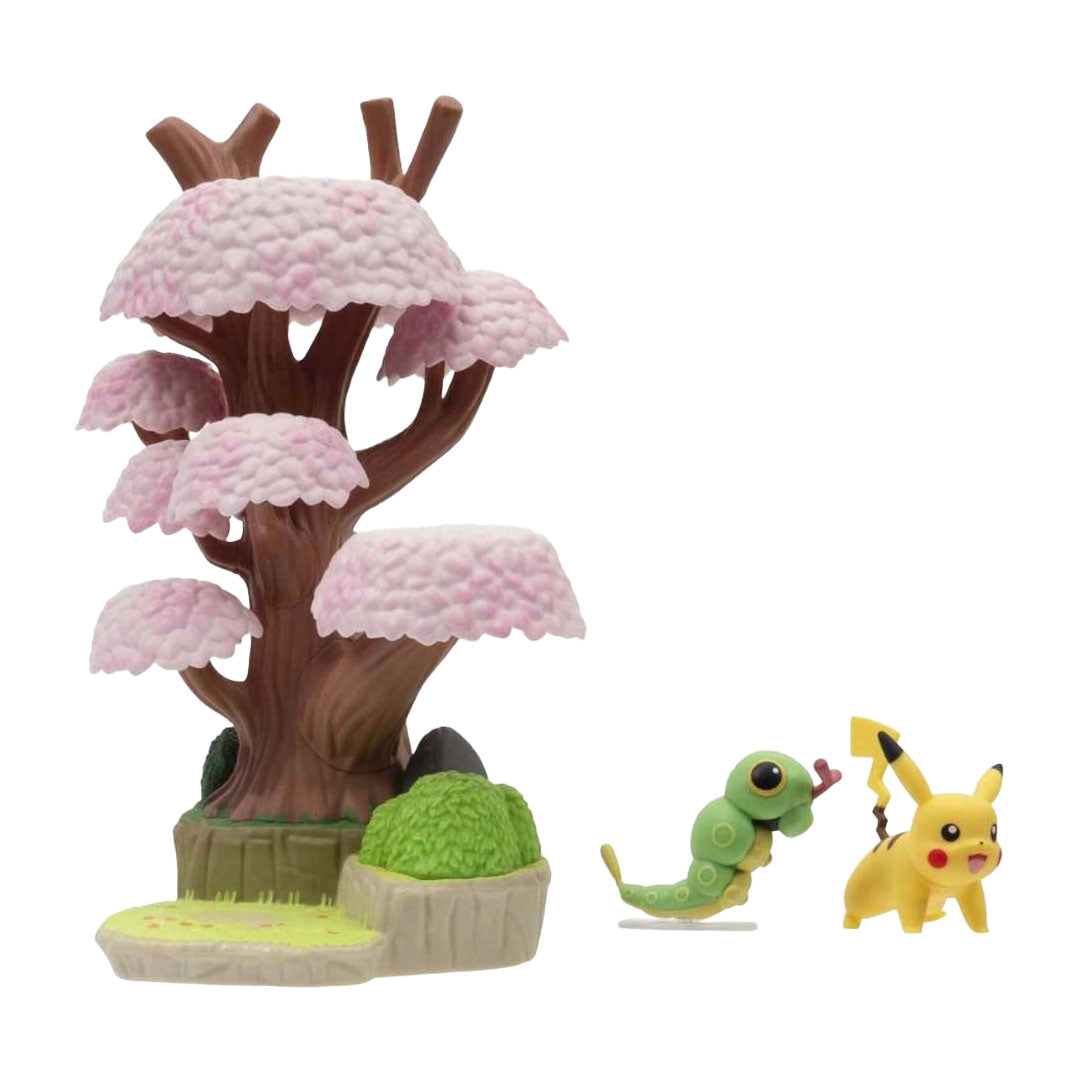 Jazwares Pokémon Environment Figurenset – Caterpie Pikachu