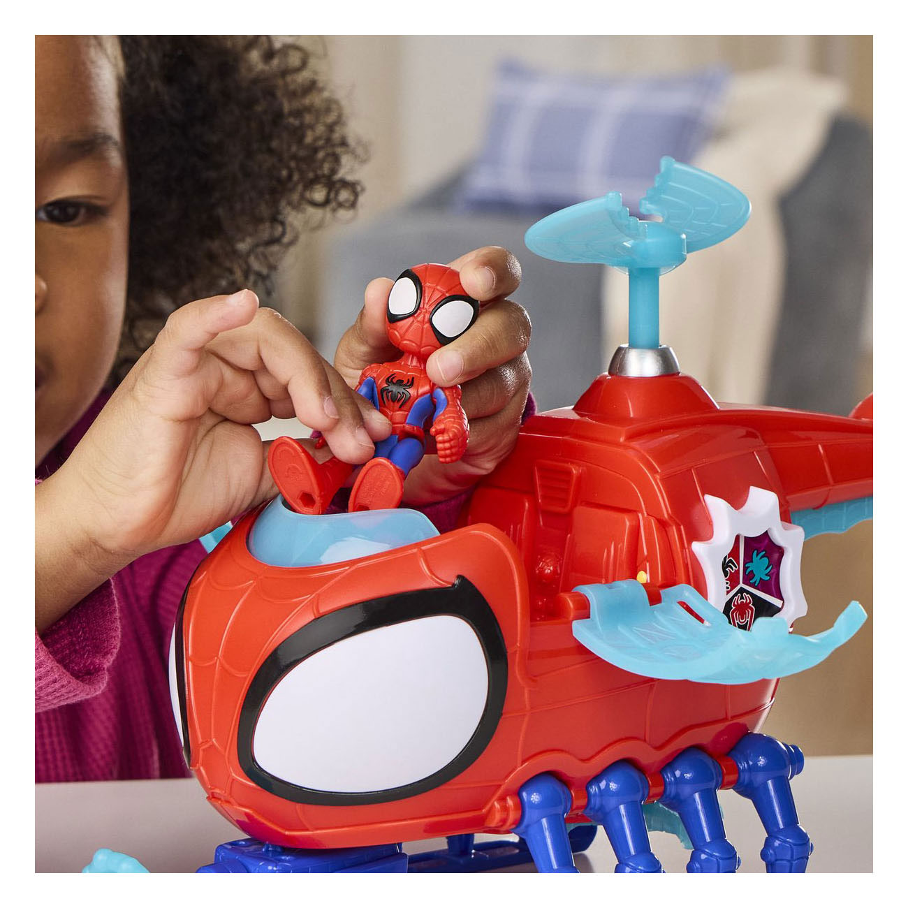 Hasbro Spielzeug-Spinnenhubschrauber mit Actionfigur und Zubehör.