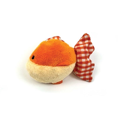 Glücklicher Haustier-Tabby-Patch, der Goldfisch schüttelt
