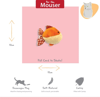 Glücklicher Haustier-Tabby-Patch, der Goldfisch schüttelt