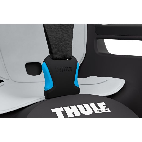 Thule -Kindersitz hinter der Fahrt entlang 2 zur Rahmenbestätigung dunkelgrau