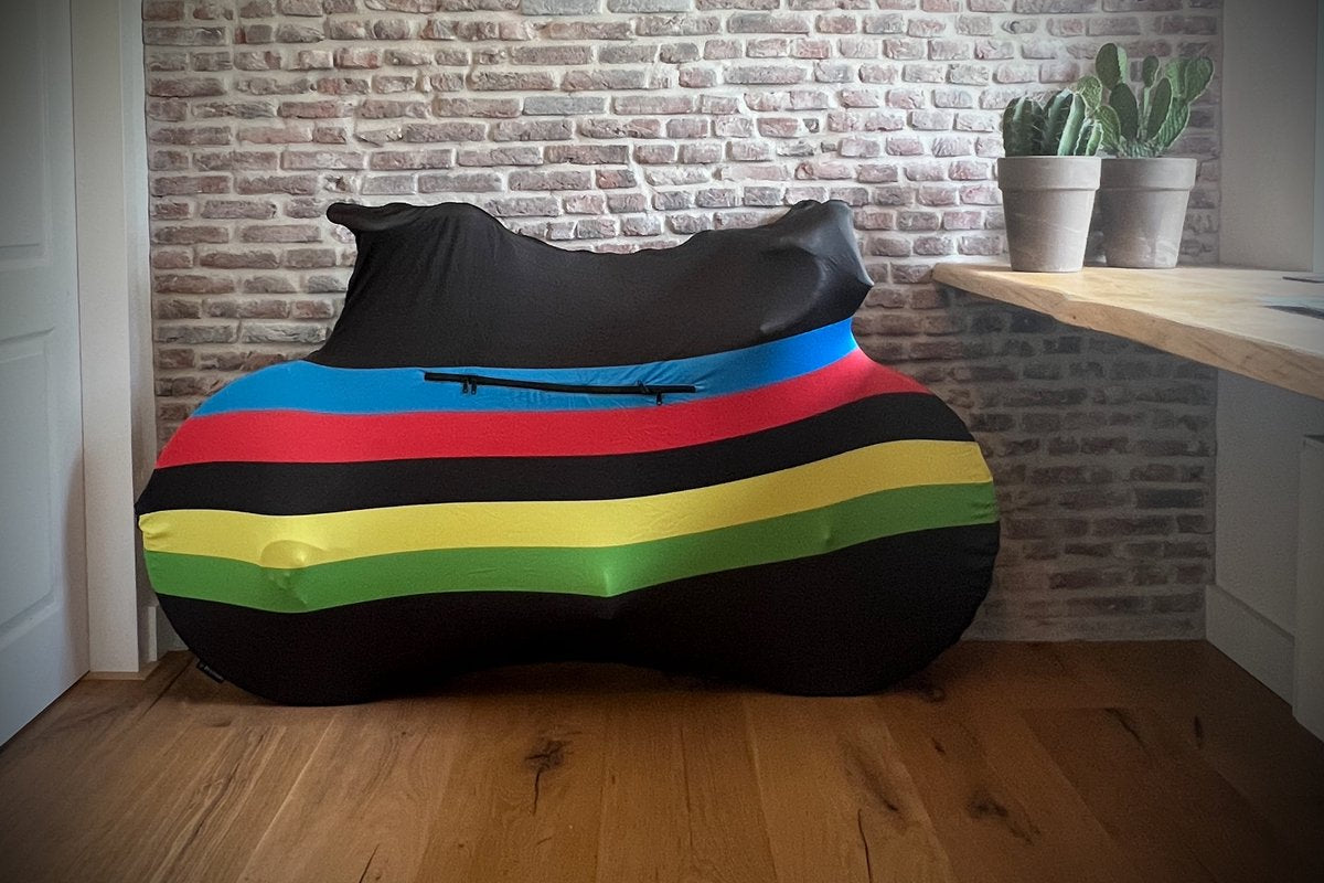 DS deckt den Rainbow der Fahrradsocke ab, der für den Fahrradträger schwarz geeignet ist