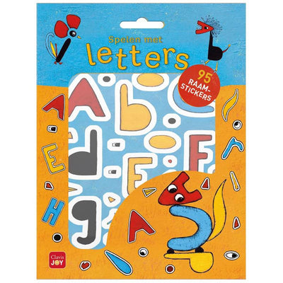 Clavis spielt mit Buchstaben-Aufkleber-Set. 3+