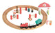Holzeisenbahngleis mit Zug und Figuren.