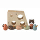 Holzkiste in Käseform. 17 x 6,5 x 13 cm.