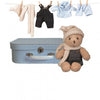 Egmont Morris mit Kleidung im Koffer. 29x