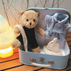 Egmont Morris mit Kleidung im Koffer. 29x