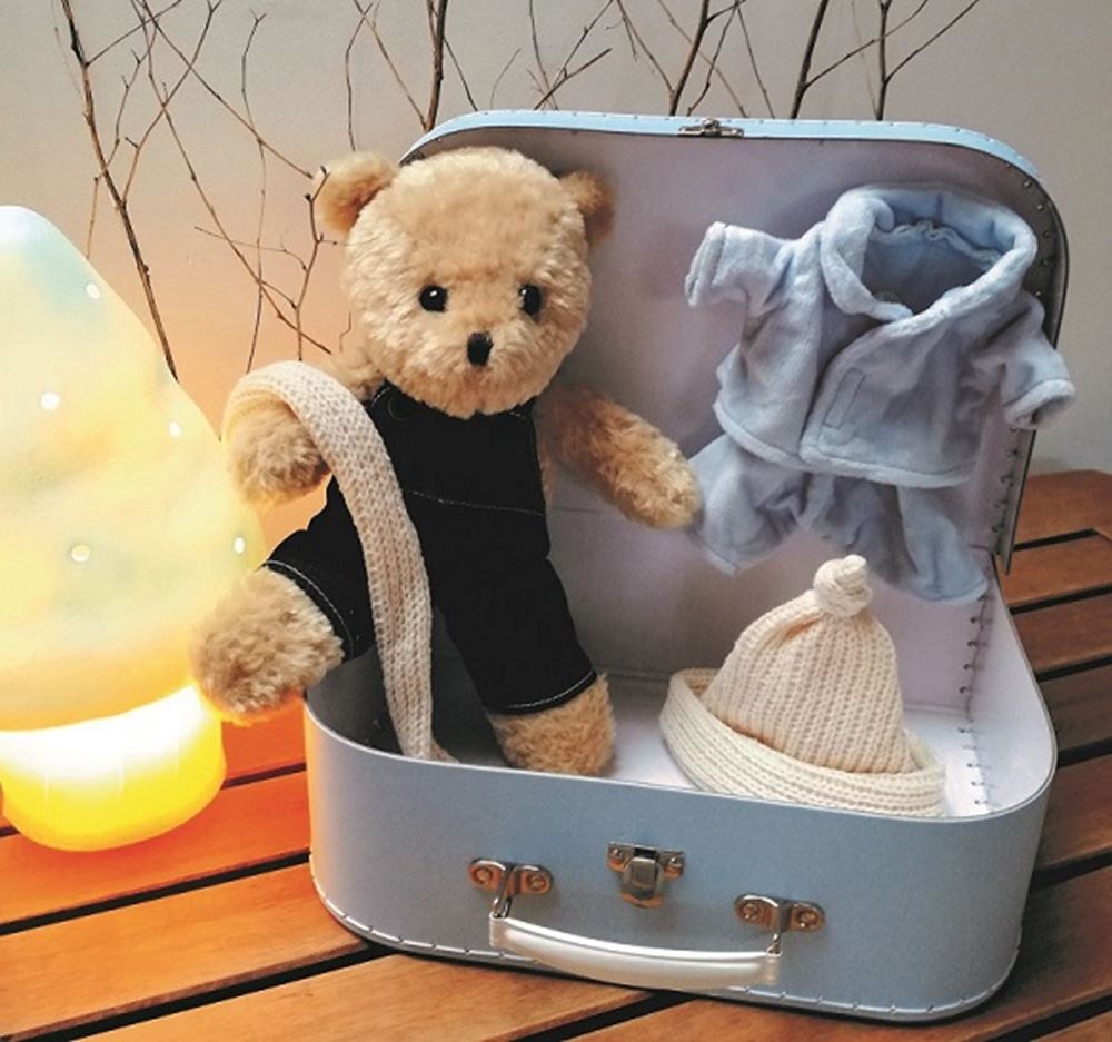 Egmont Morris mit Kleidung im Koffer. 29x