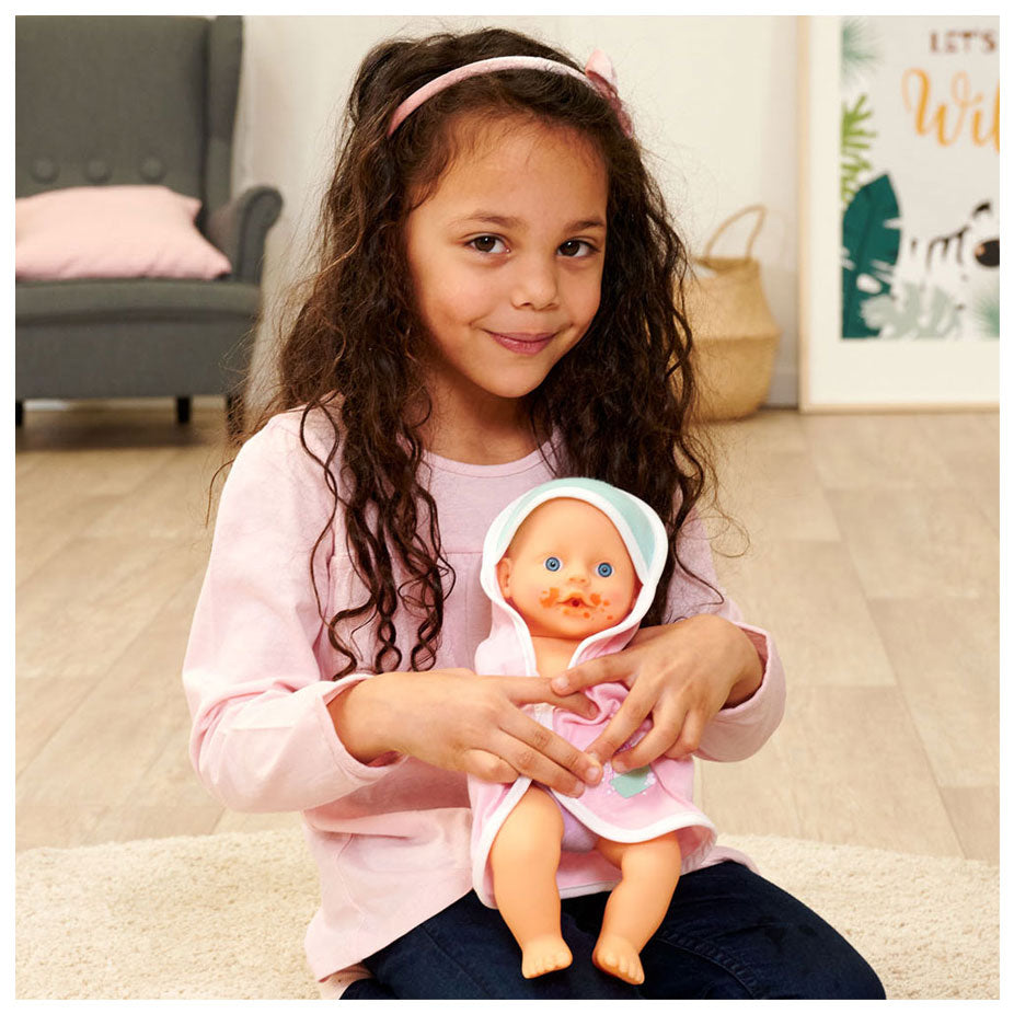 Neugeborenes Baby Badpop muss ein Bad nehmen
