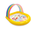 Regenbogenbecken mit Wassersprinklern