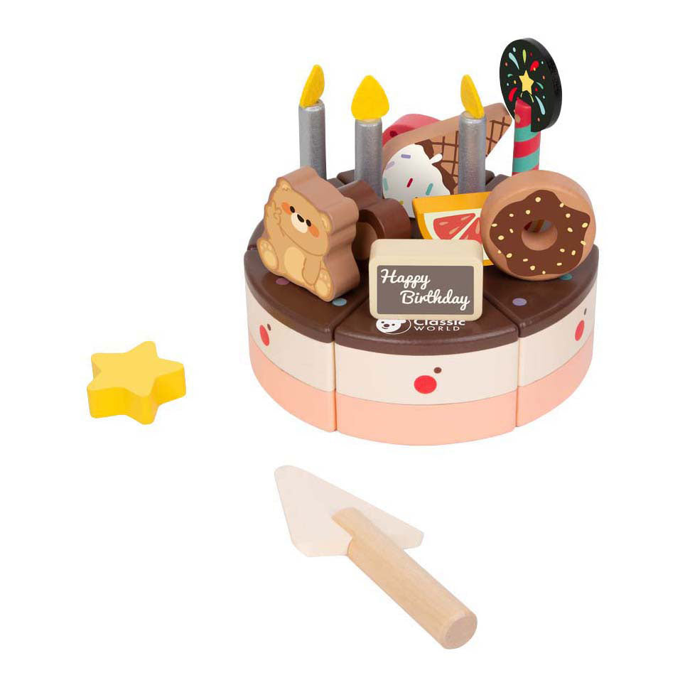 Klassischer Schokoladenkuchen aus Holz