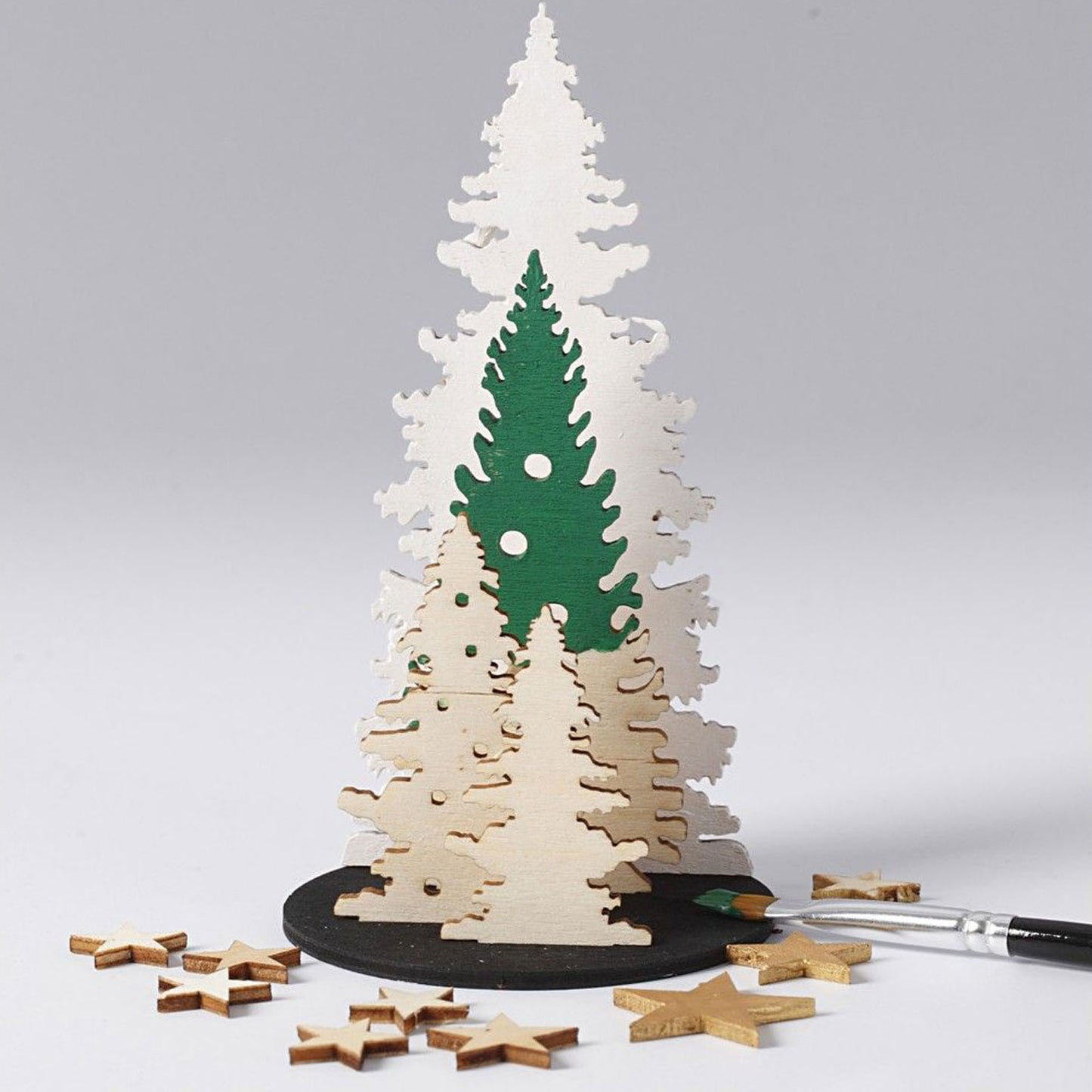 Machen und dekorieren Sie Ihre hölzernen Weihnachtsbäume