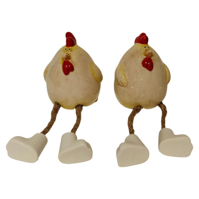 Huhn mit herabhängenden Beinen, Atmosphäre im Herrenhaus, 6,5 x 7 x 7,8 cm