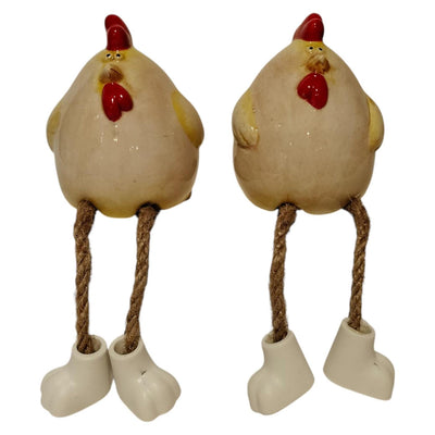 Huhn mit herabhängenden Beinen, Atmosphäre im Herrenhaus, 6,5 x 7 x 7,8 cm