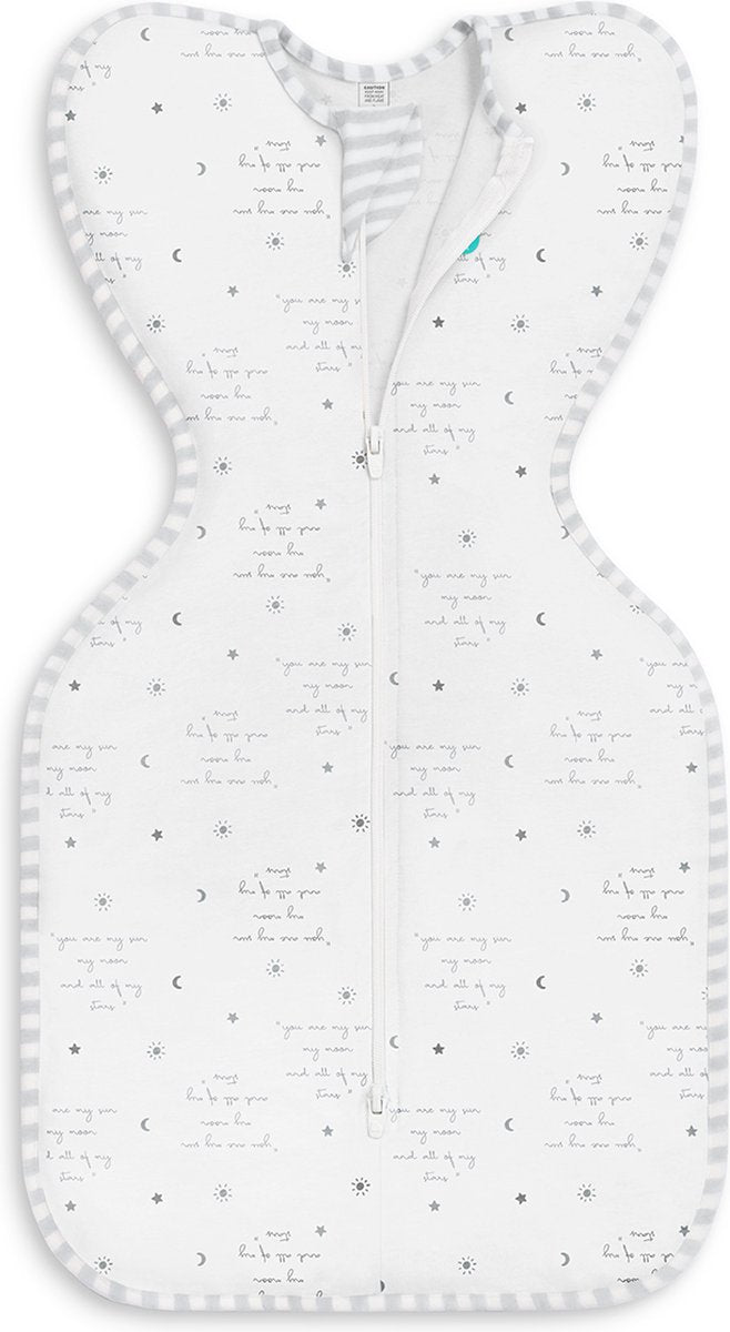 Love to dream™ Babyschlafsack swaddle up™ – Pucken – Baby 0–3 Monate – 3,5–6 kg – Sommer – 0,2 Tog – weiß mit Text
