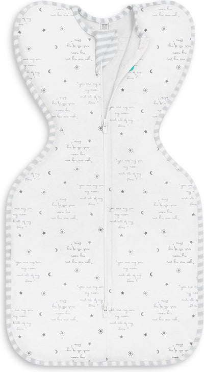 Love to dream™ Babyschlafsack swaddle up™ – Pucken – Baby 0–3 Monate – 3,5–6 kg – Sommer – 0,2 Tog – weiß mit Text