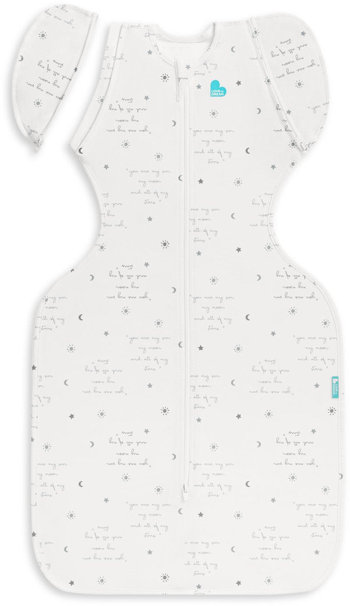 Love to dream™ Babyschlafsack swaddle up™ – reduzierendes Pucken – Baby 4–6 Monate – 6–8,5 kg – Sommer – weiß mit Text