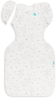 Love to dream™ Babyschlafsack swaddle up™ – reduzierendes Pucken – Baby 4–6 Monate – 6–8,5 kg – Sommer – weiß mit Text