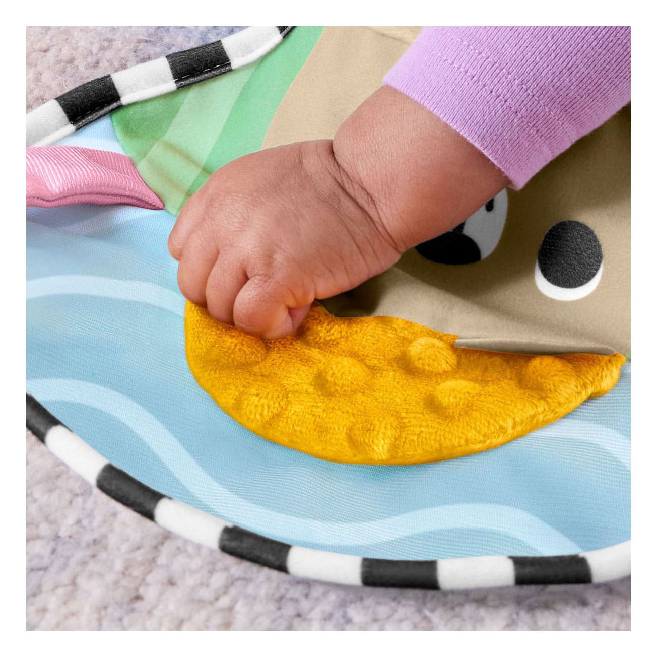 Fisher-Price Sensory Adventure Tummy Time Trainer – für Neugeborene mit Beißring und Rassel