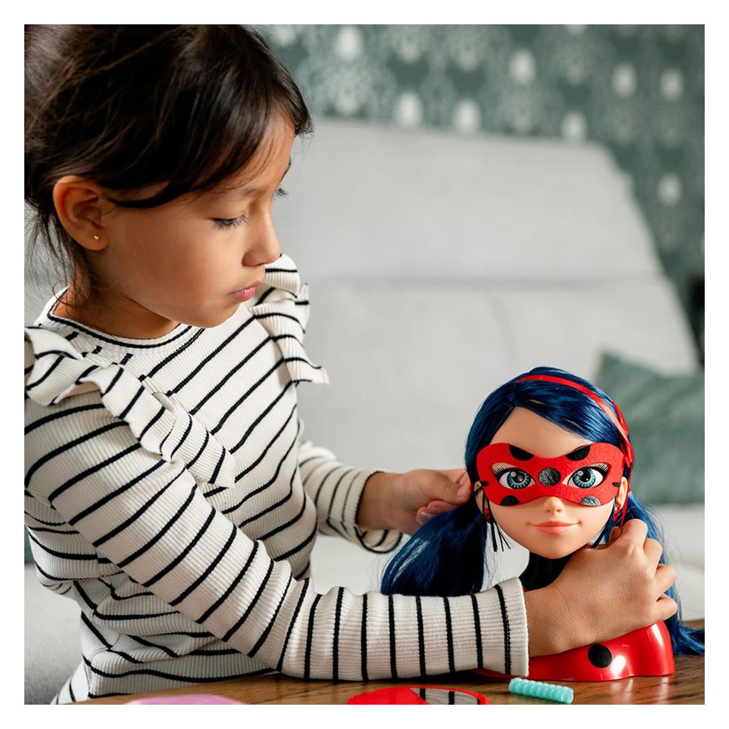 Bandai – Miraculous Ladybug – Miraculous Deluxe-Stylingkopf 21 cm – Marienkäfer-Stylingkopf + 30 Zubehörteile, Clips, Bänder, Schmuck – Miraculous offiziell lizenziert – Kinderspielzeug ab 4 Jahren – P50247
