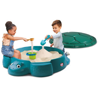 Kleine Tikes Sandbox gehen grüne Schildkröte