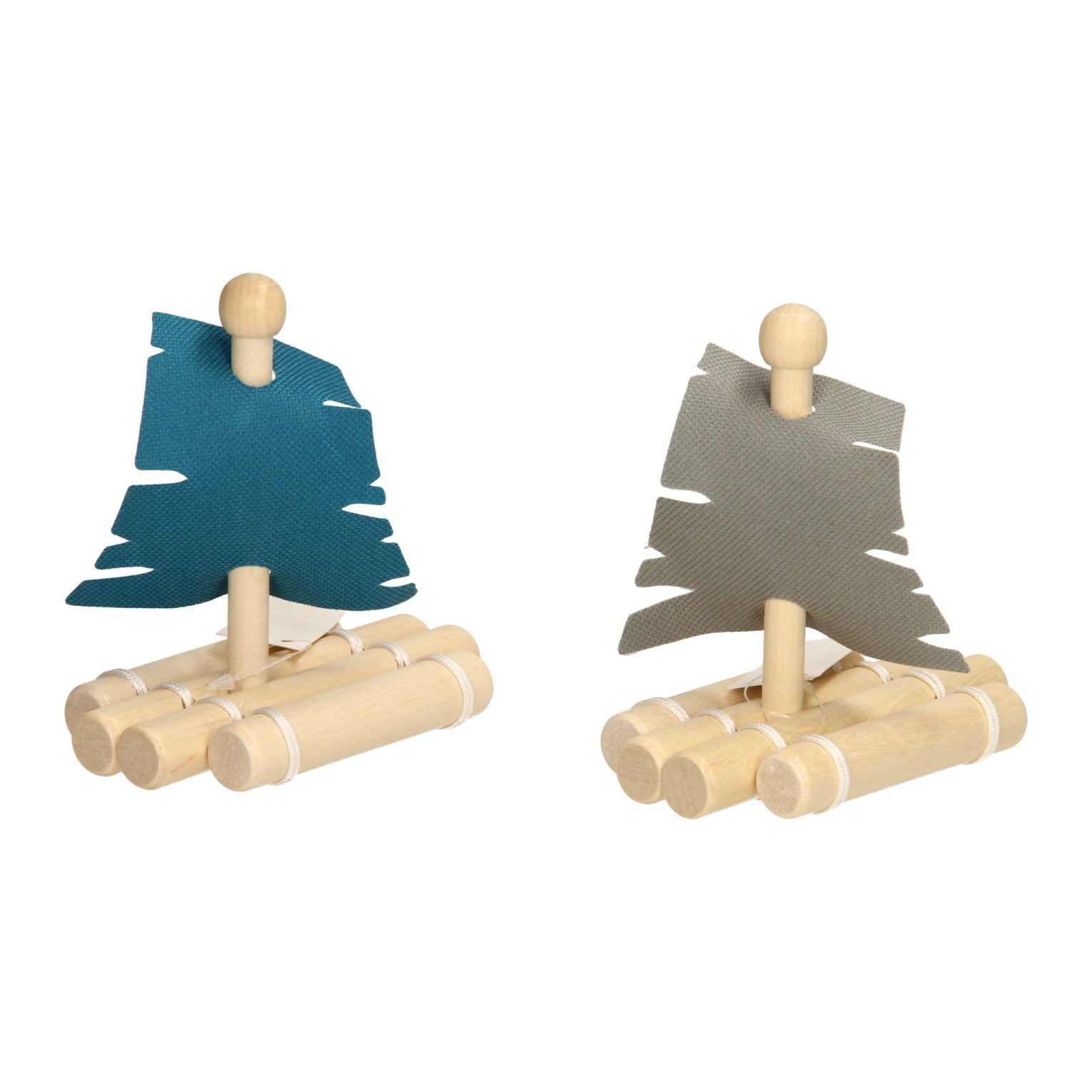 Holzfloß mit Segel