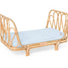 Rattan-Puppenbett mit blauer Matratze