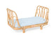 Rattan-Puppenbett mit blauer Matratze
