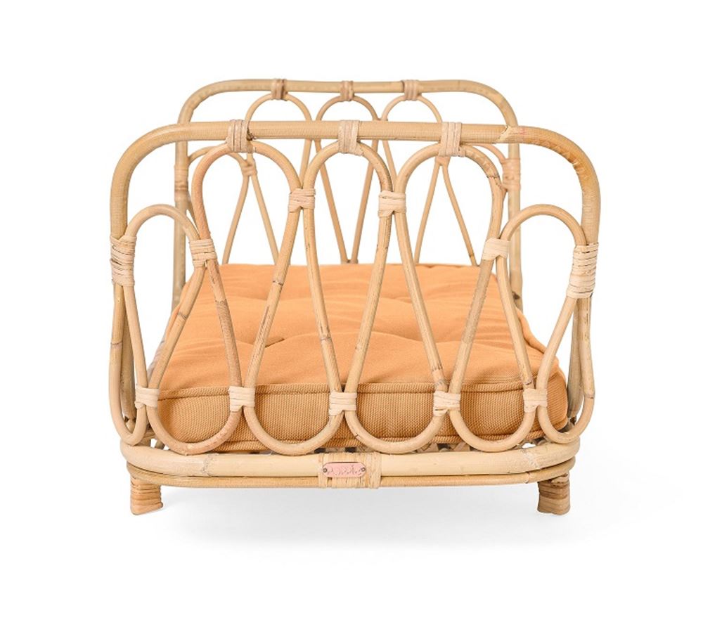 Rattan-Puppenbett mit blauer Matratze