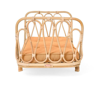 Rattan-Puppenbett mit blauer Matratze