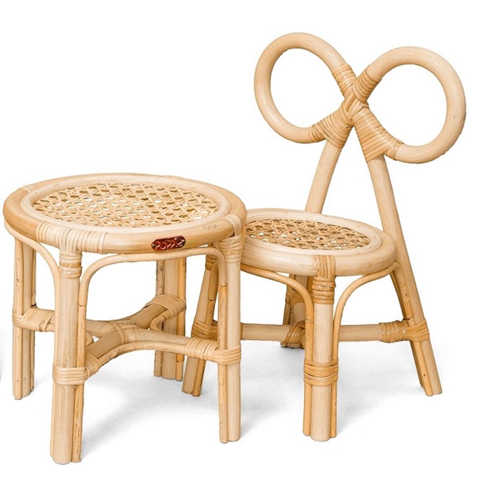Puppenstuhl und Tisch aus Rattan.