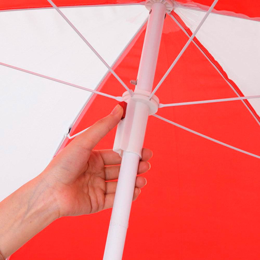 Sand- und Wasserspielplatz mit Parasol