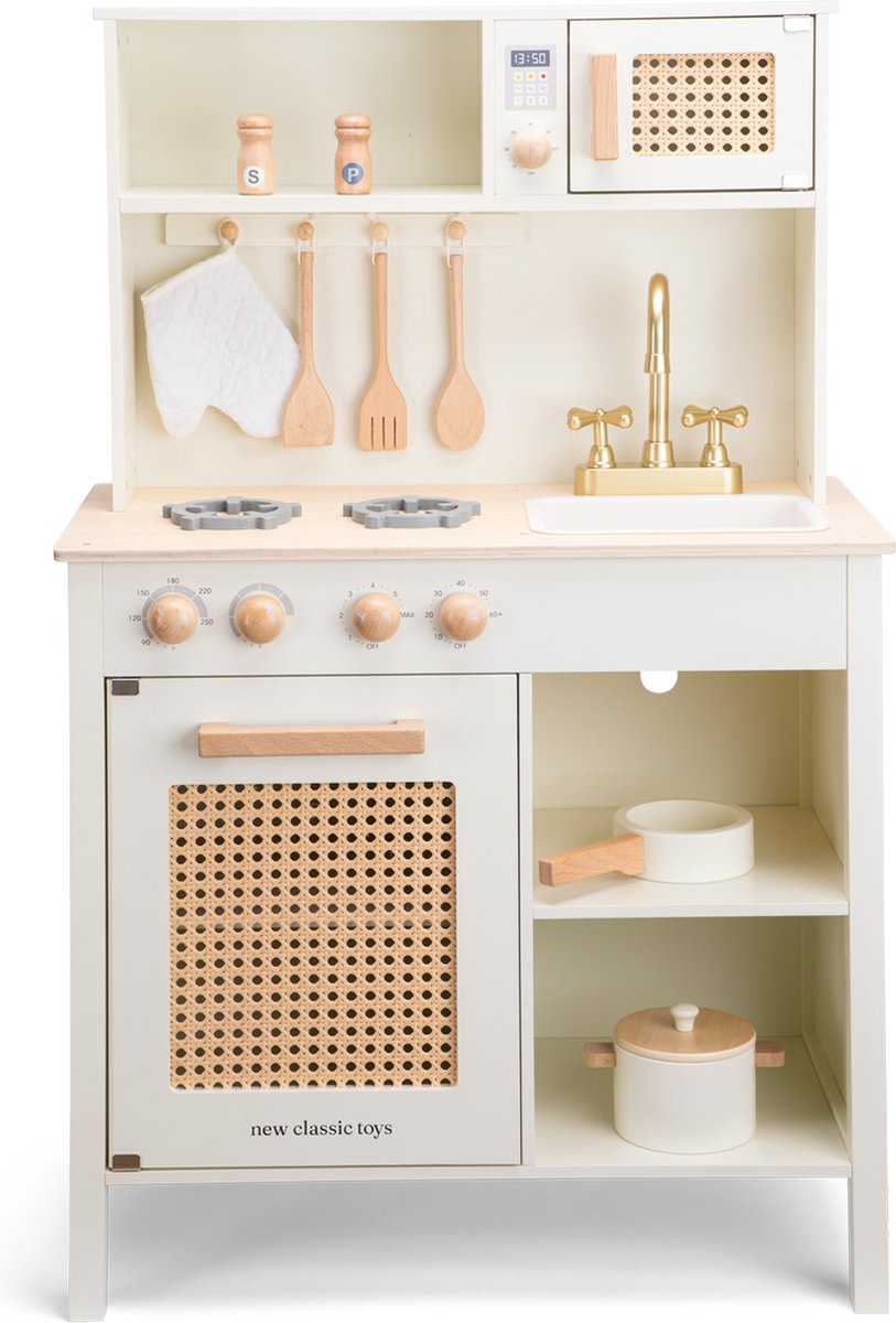 Woet® Holzspielzeug-Kinderküche – Spielküche mit Rattandetails und goldenem Wasserhahn – cremefarbene Spielküche mit diversem Zubehör – Arbeitsplattenhöhe 55 cm – Rollenspiel – ab 3 Jahren