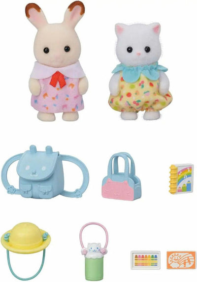 Sylvanian Family 5747 Duo bestehend aus Kleinkindfreunden, die gemeinsam spazieren gehen – 2 samtweiche Spielfiguren