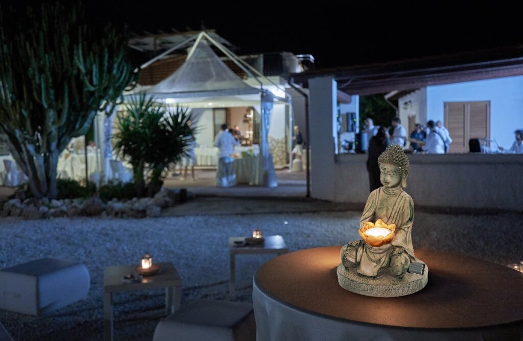 Grundig Grundig Buddha Bild mit Solarlamp-LED-Out-Out-Knopf-Feuerdauer 6-8 Stunden 17x16x27cm