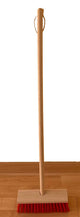 Kinder-Straßenbesen PVC rot. 80 cm. 3+