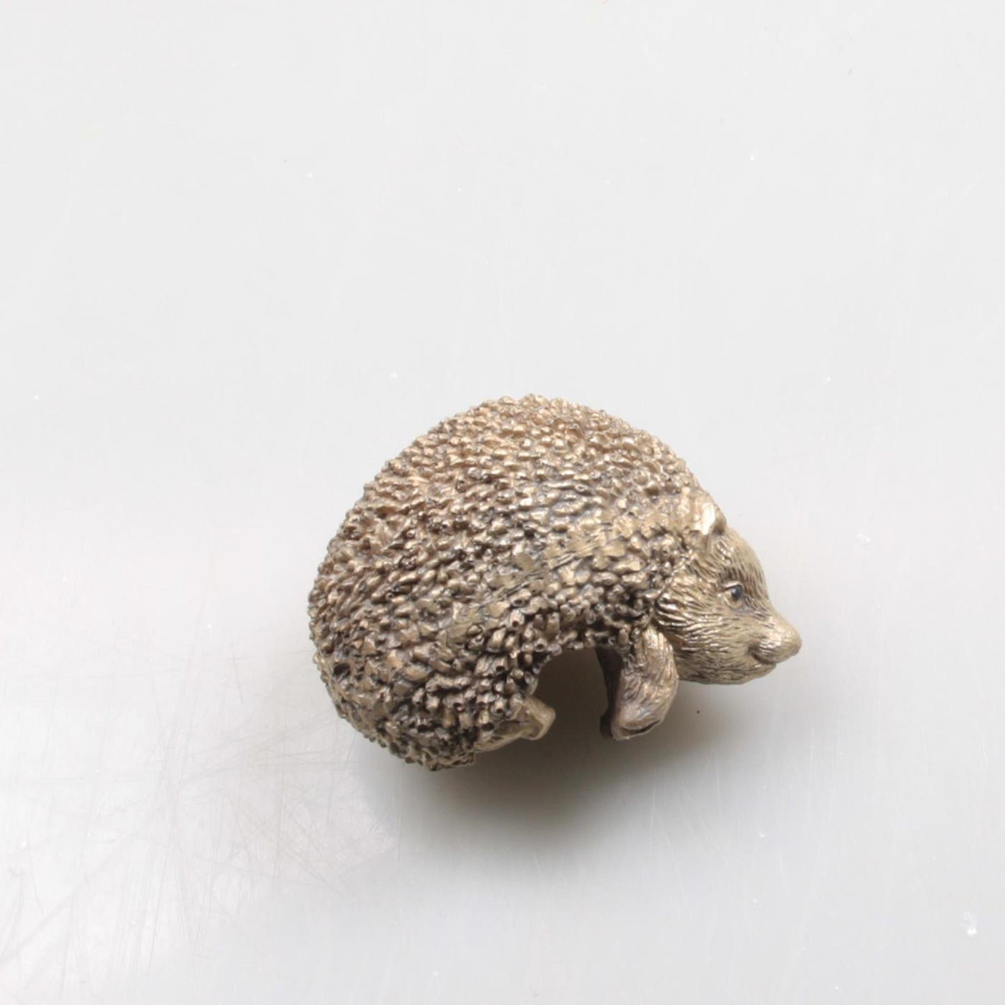 Jahreszeiteninspirierte Dekoration Topfaufhänger Igel gold 7cm