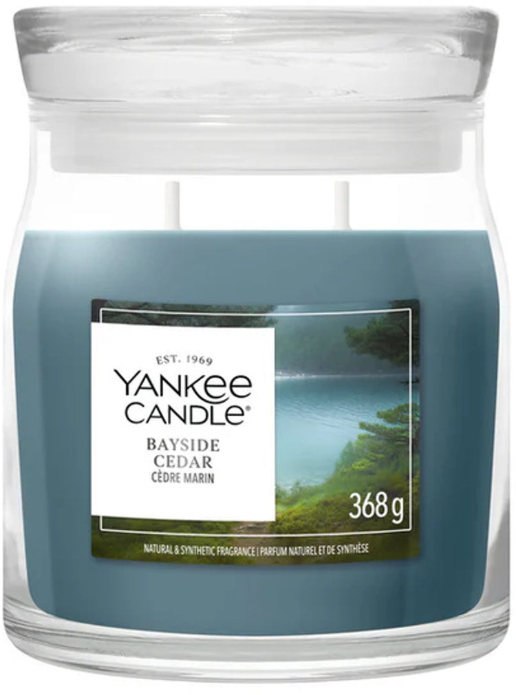 Yankee Candle – mittelgroße Duftkerze aus Bayside-Zedernholz – 50 Brennstunden – 2 Dochte