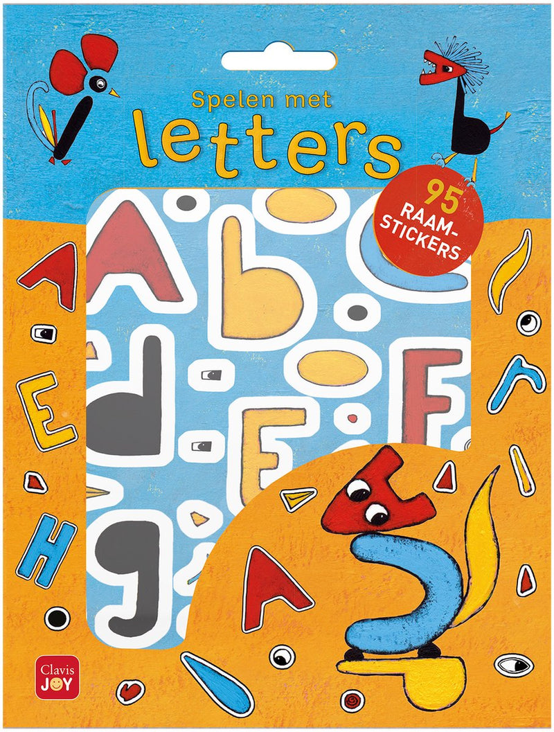 Clavis spielt mit Buchstaben-Aufkleber-Set. 3+