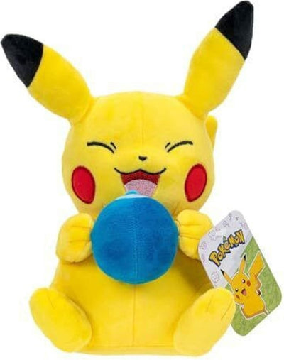 Jazwares Pokémon Plüschfigur Pikachu mit Orangenbeere Accy 20 cm