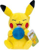 Jazwares Pokémon Plüschfigur Pikachu mit Orangenbeere Accy 20 cm
