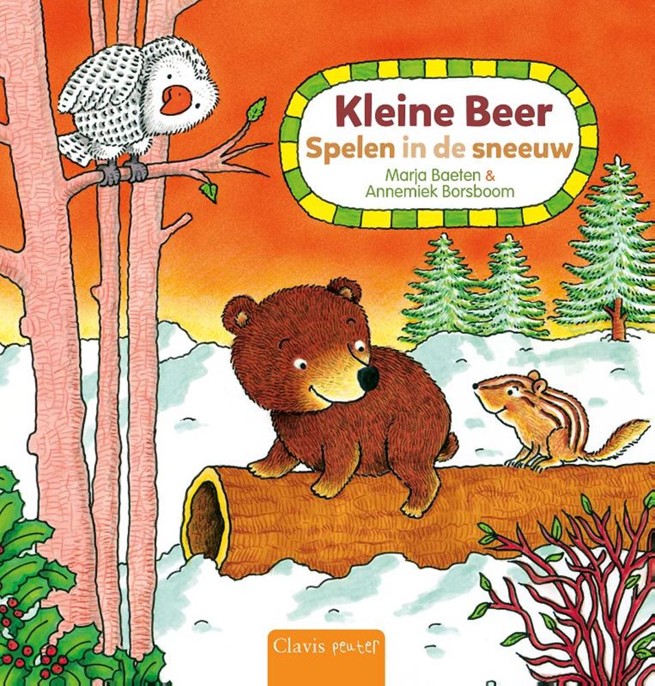 Kleiner Bär spielt im Schnee.